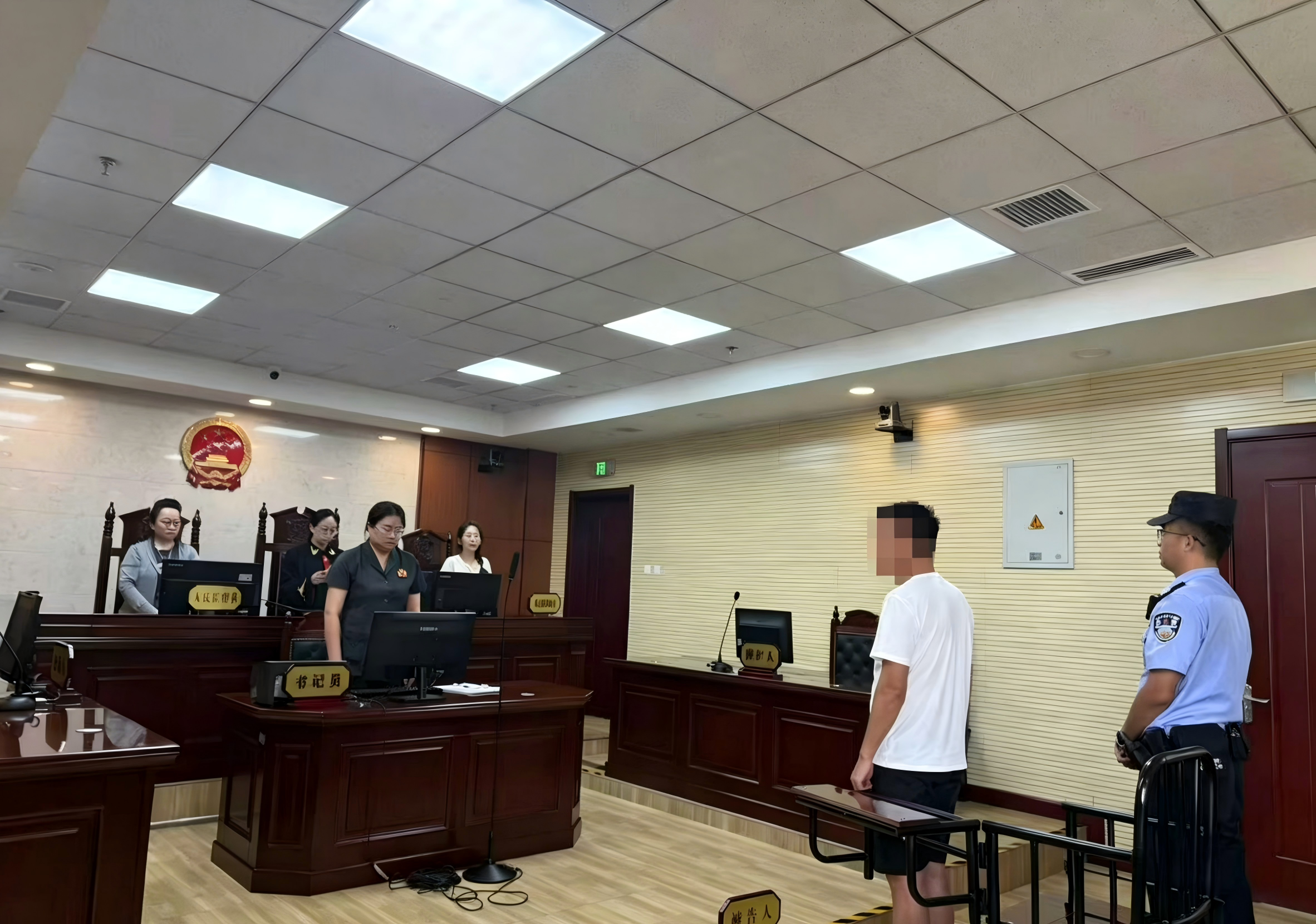 ��6��26���ʽ����ա������ְ������  һ���ӷ������ƿ������յ�������